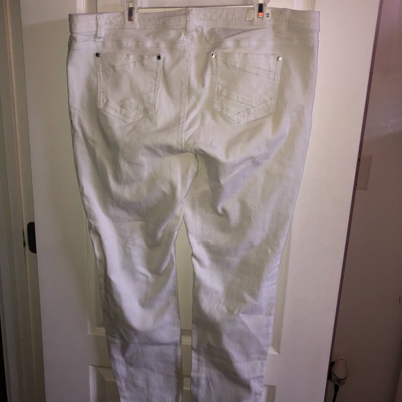Used Plus Size Distressed White Skinny Jeans - Picture 5 of 8